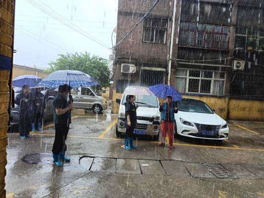 说明: 巩义市新华路街道纪工委书记王珊珊深入小区查看居民受灾情况